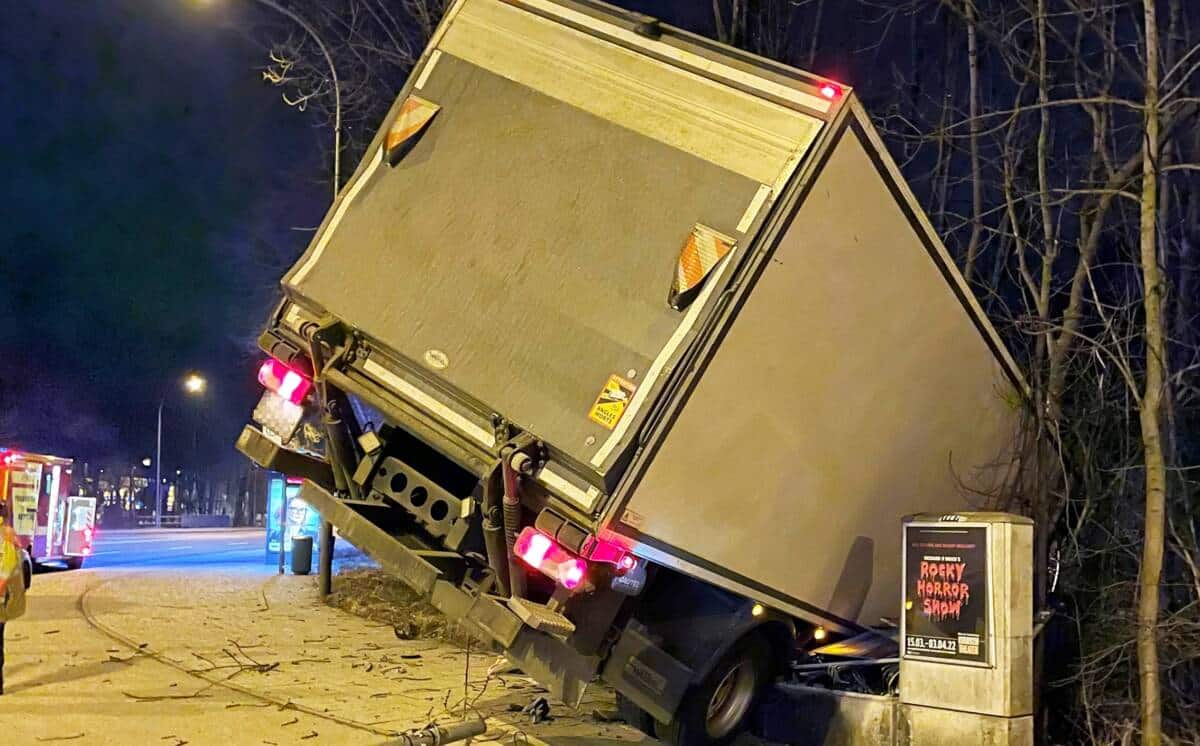München: Lastwagen landet im Straßengraben