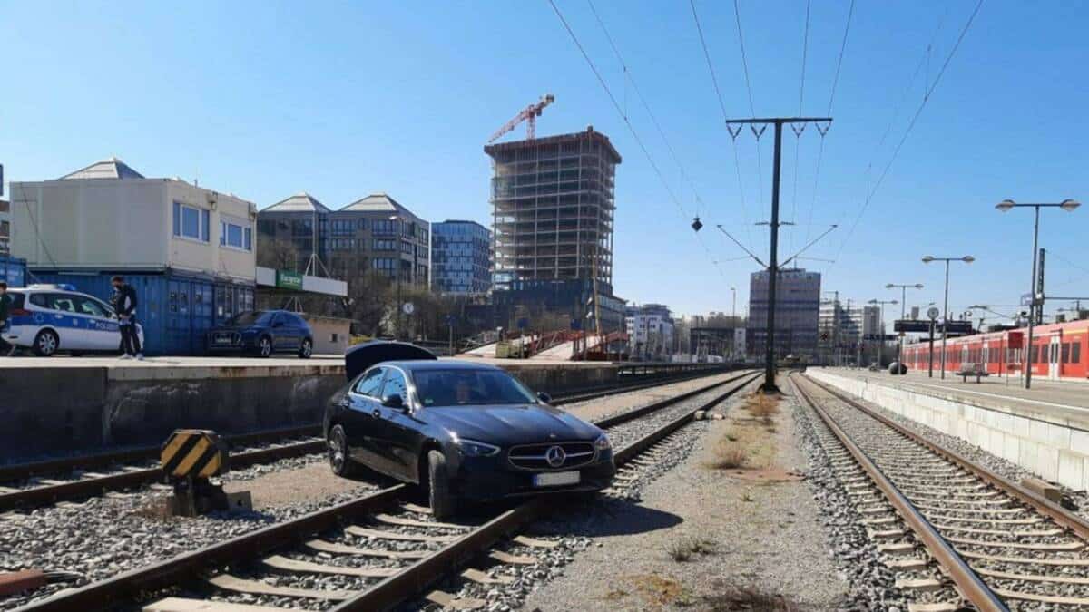 1,20 m tief stürzte das Auto vom Bahnsteig auf die Gleise