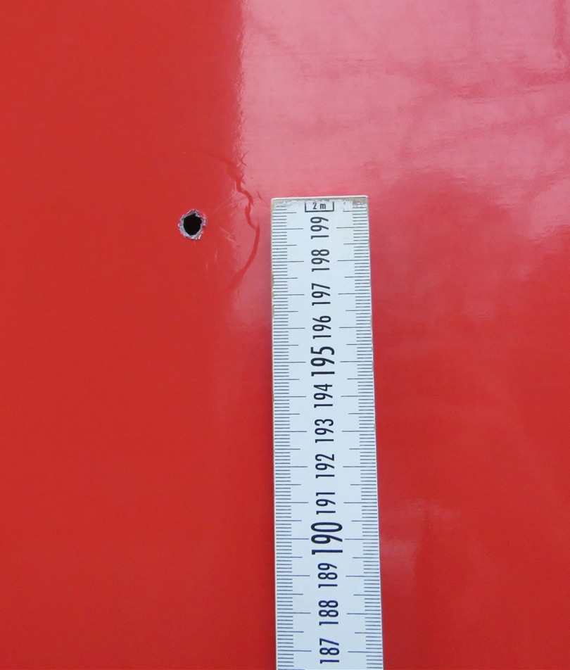 Das Diabolo-Geschoss durchdrang das Blech des Linienbusses. Foto: Polizei MK