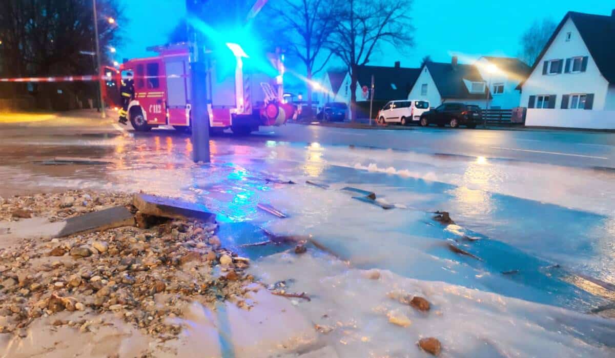 München: Wasser sprudelt aus dem Gehweg