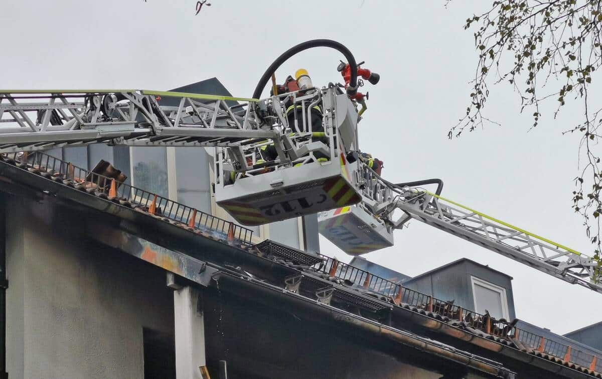 München: Hoher Sachschaden bei Dachstuhlbrand