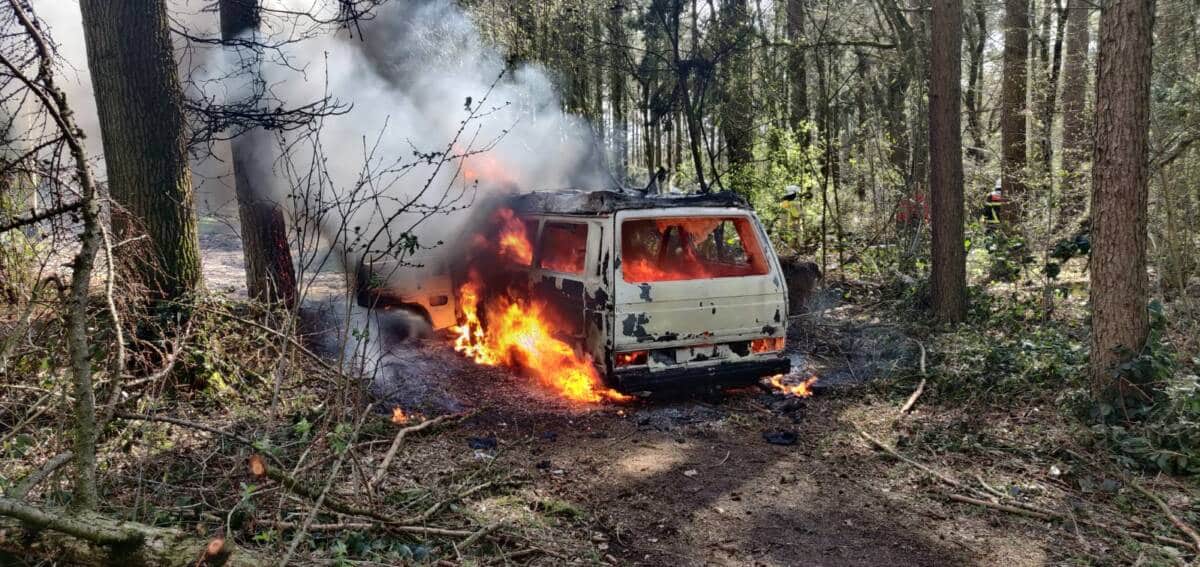 brennender Bus im Wald
