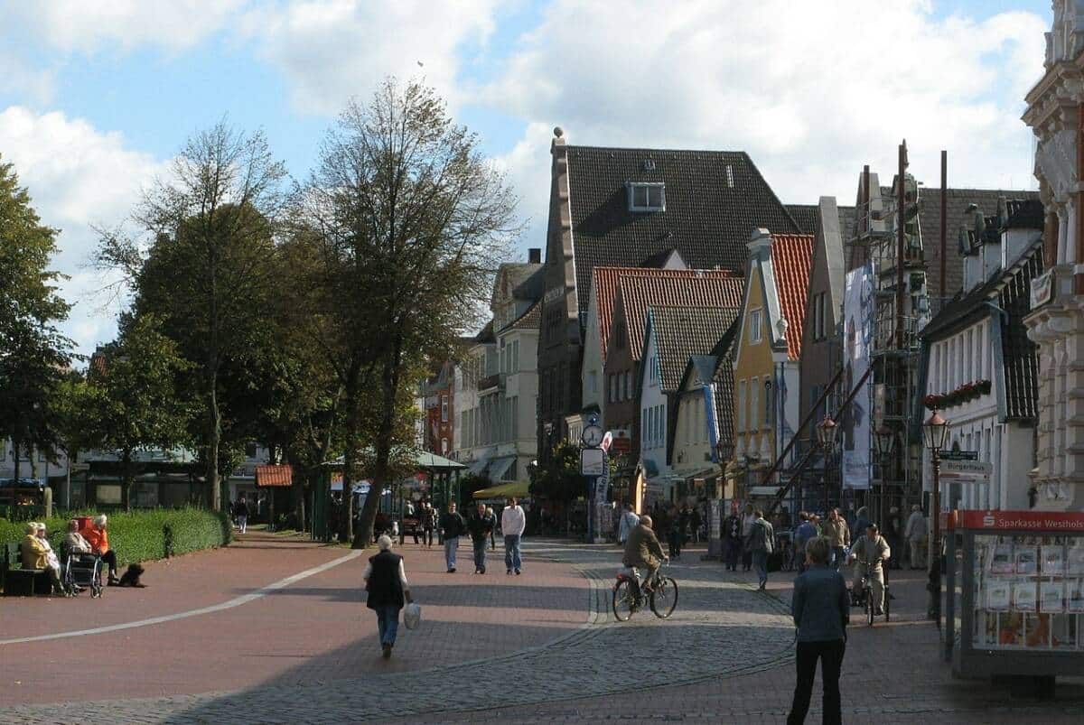 1280px-Heide_am_markt