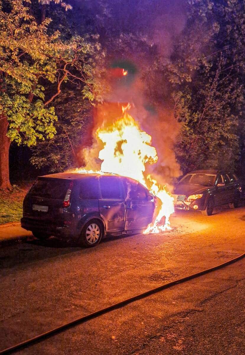 München: Flammen im Motorraum