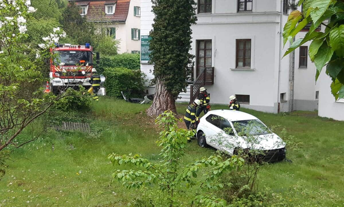 Auto landet im Garten (Pasing-Obermenzing)