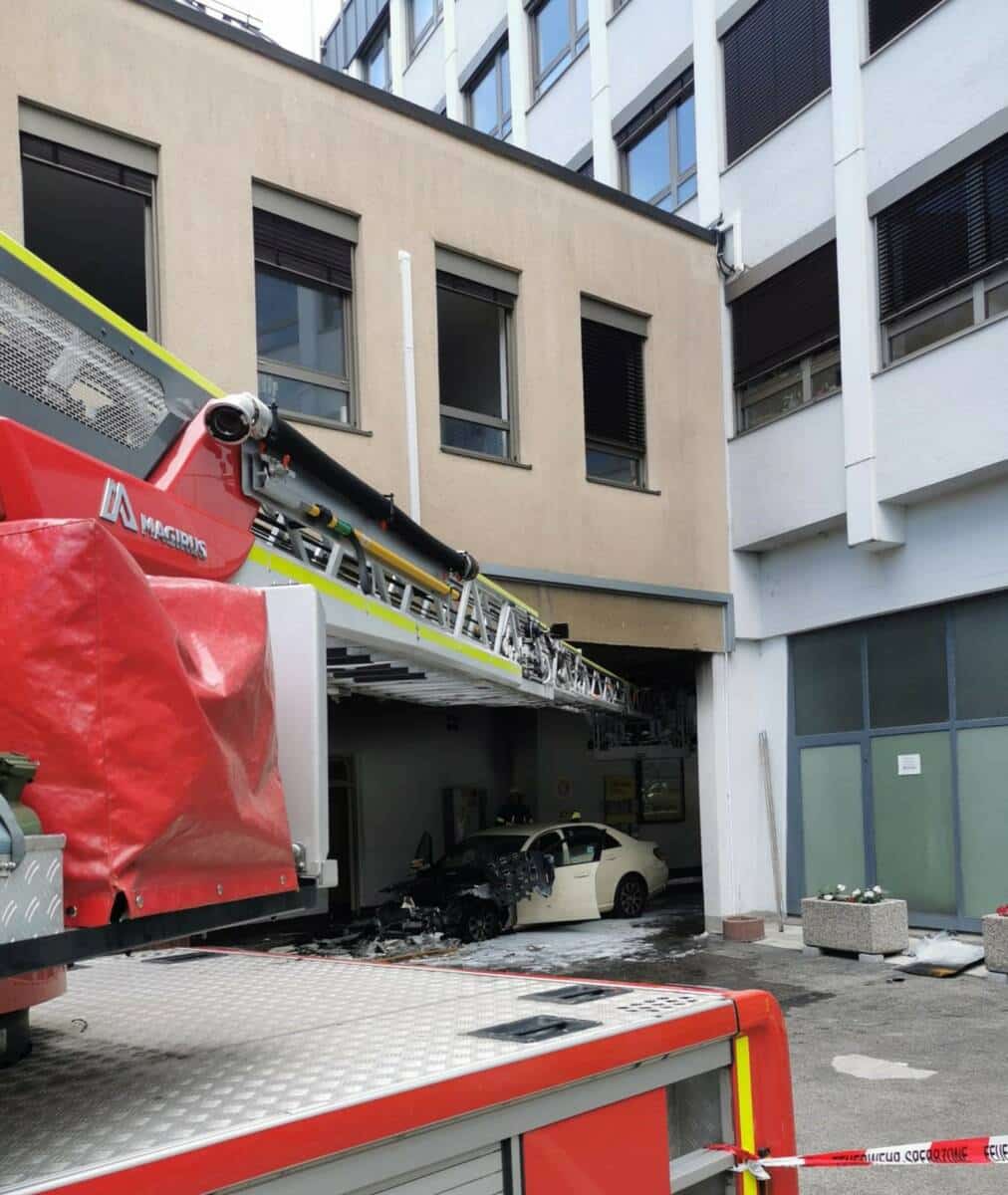 Taxi brennt in einer Durchfahrt (Sendling)