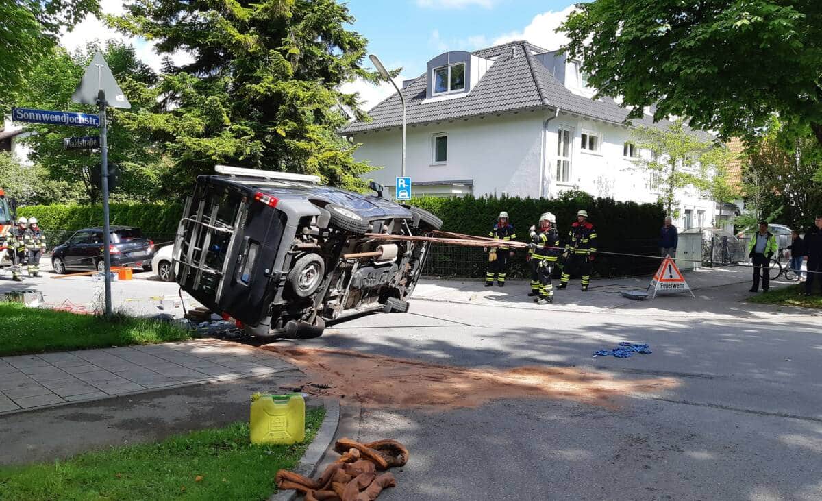 Kleinbus umgekippt (Berg am Laim)