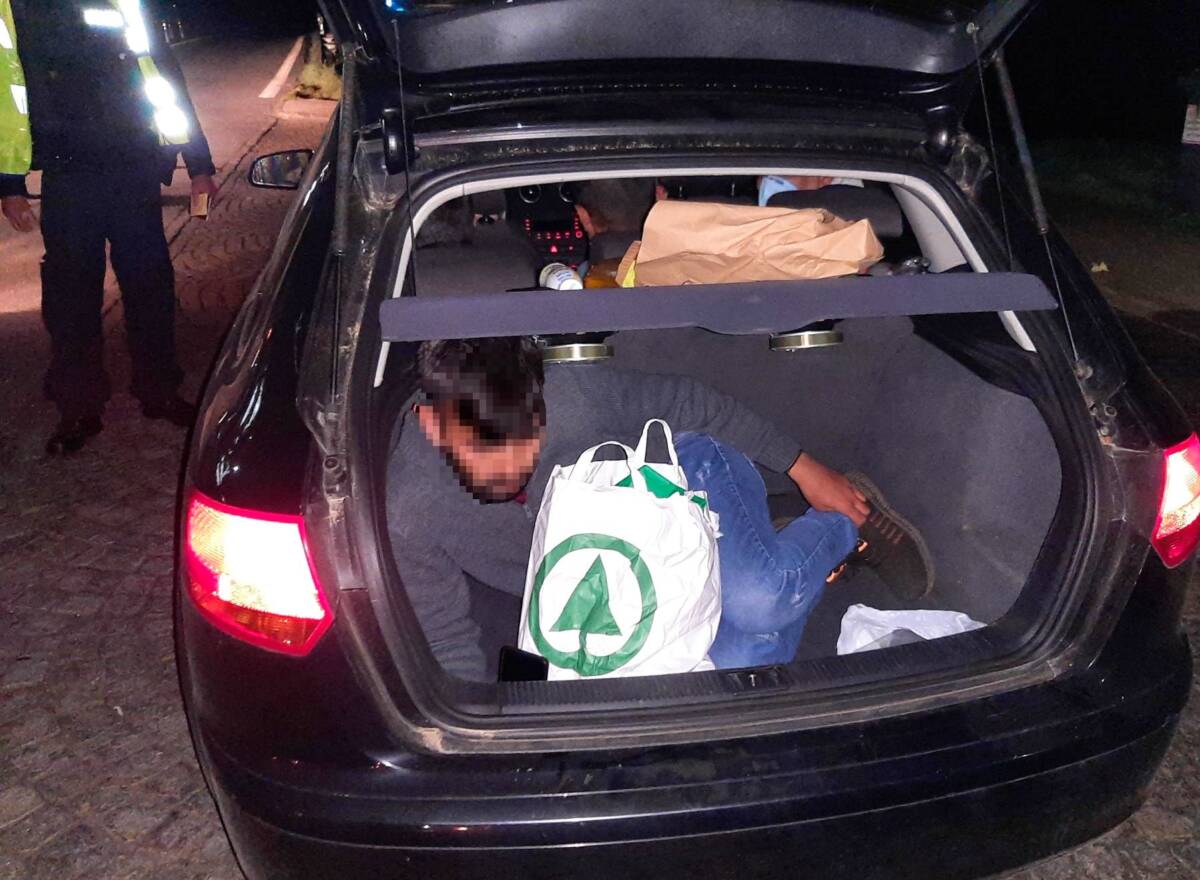 220516_PersonimKofferraum_1