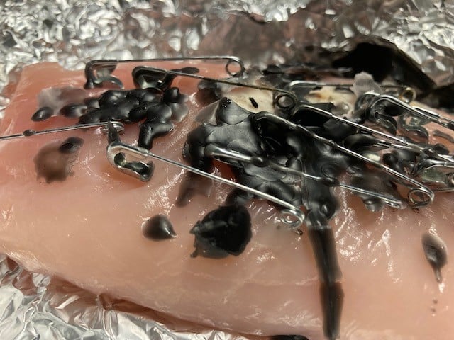 Fleisch mit Sicherheitsnadeln versehen