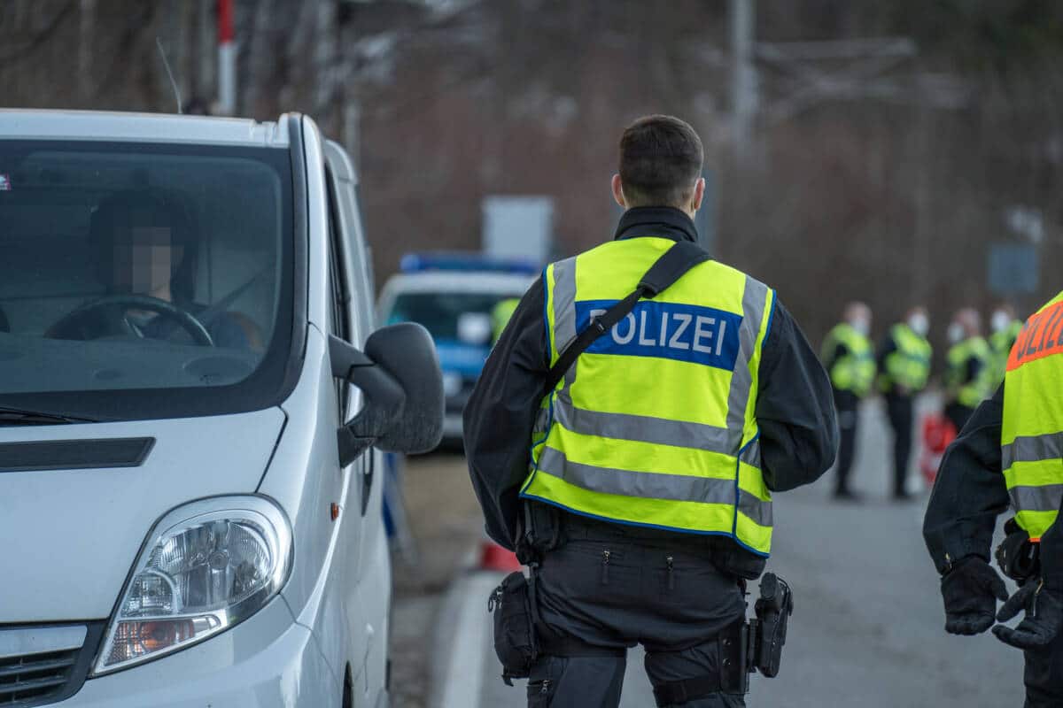 13 Migranten auf Ladefläche eines Transporters