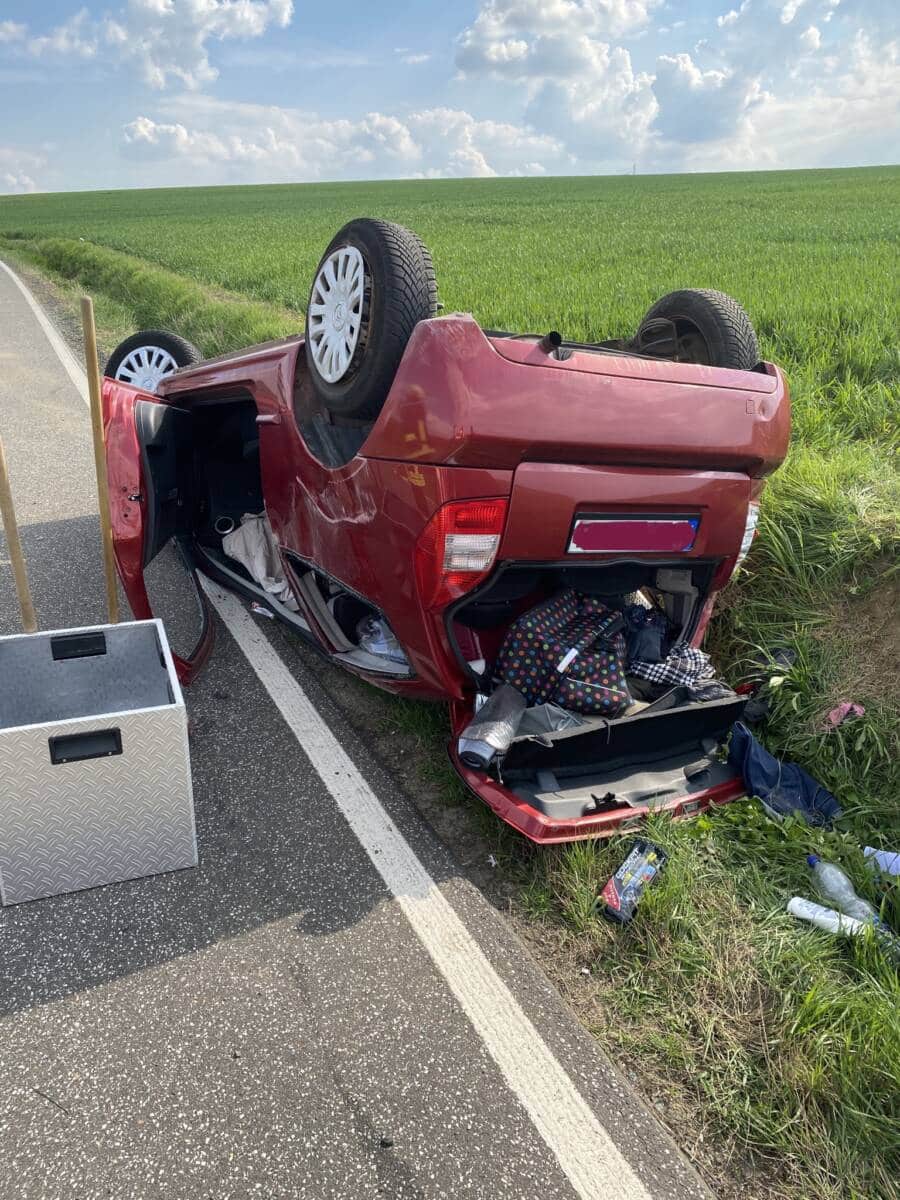Beschädigtes Unfallfahrzeug auf dem Dach