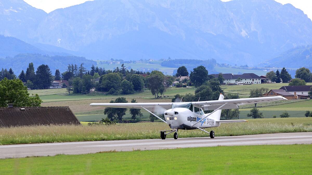 airfield-5283610_1280