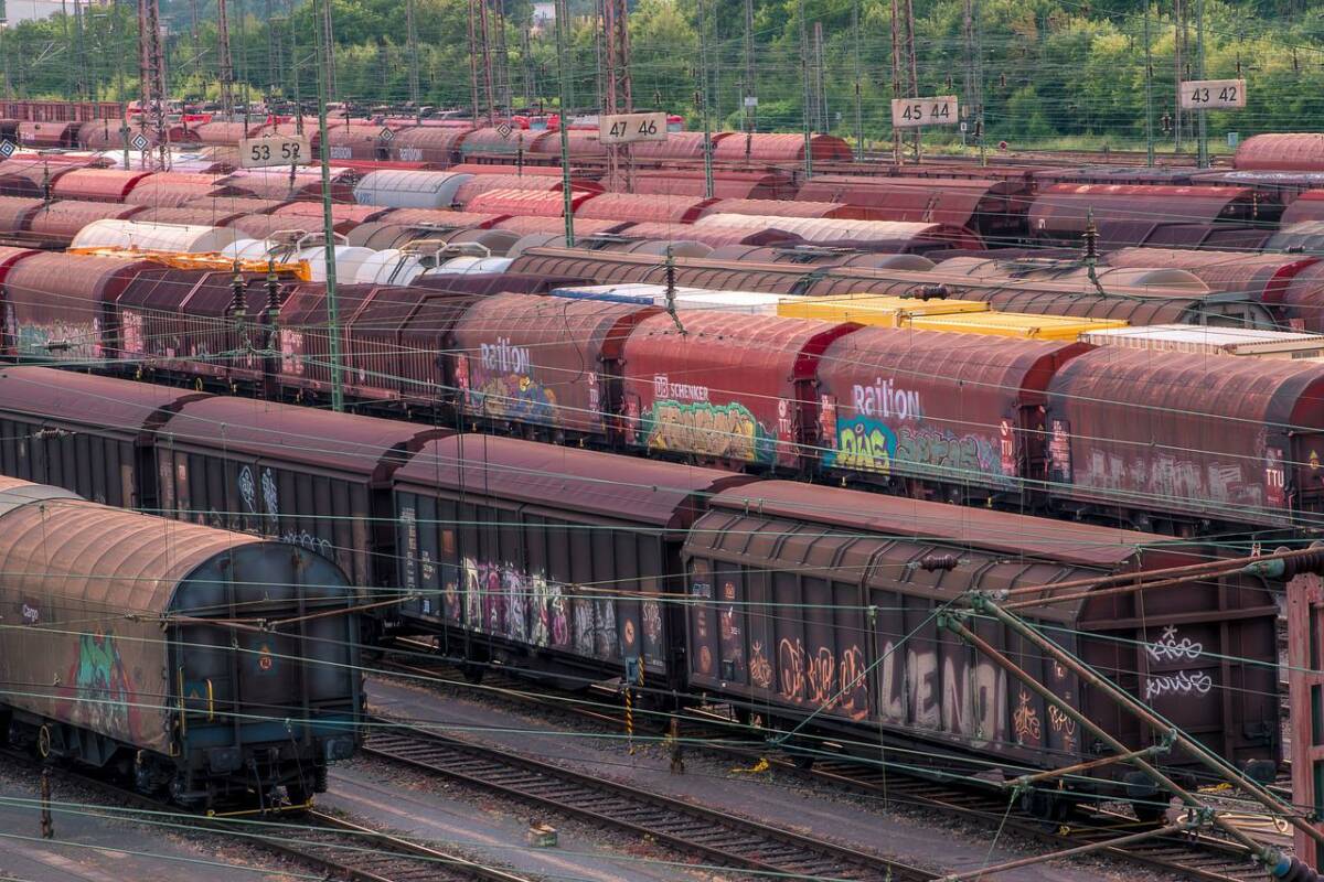 freight-depot-4789035_1280