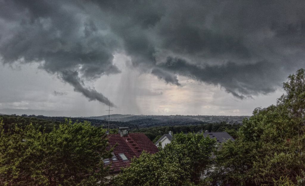 wetter-mai-fruehling-schauer-gewitter-unwetter-regen-wolken-198524c6.jpeg