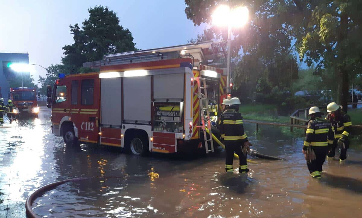 Starkregen setzt Straße unter Wasser (Allach-Untermenzing)