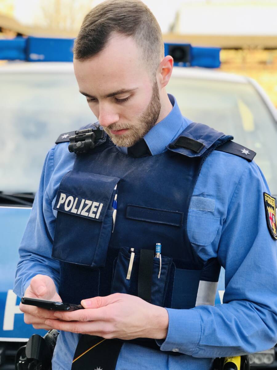 Polizist am Handy