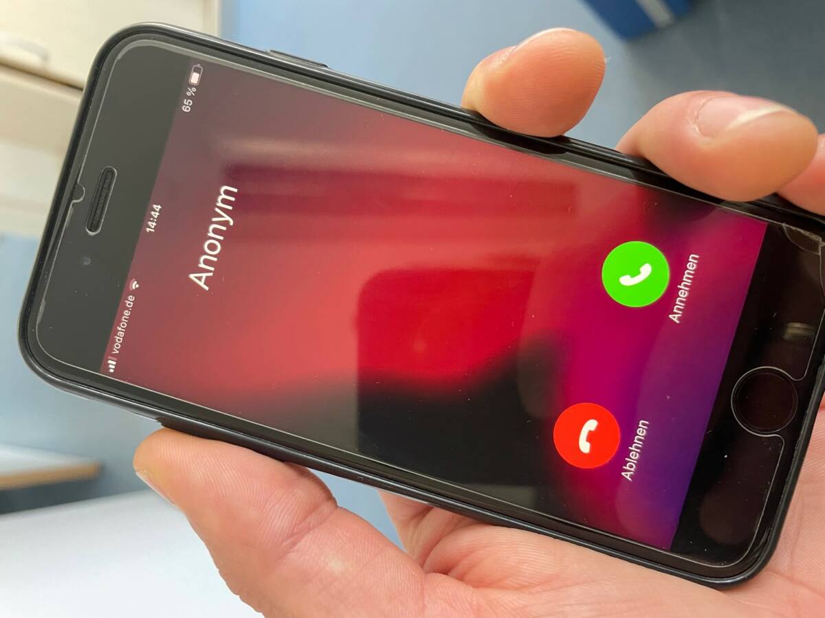 Smartphone mit der Anzeige eines anonymen Anrufers