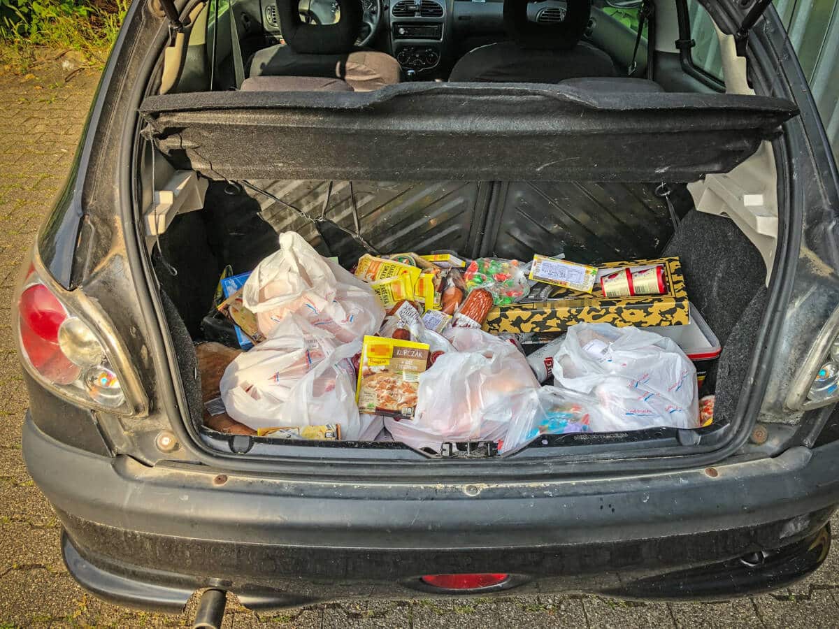 Einen Kofferraum voller Lebensmittel entdeckten die Beamten.