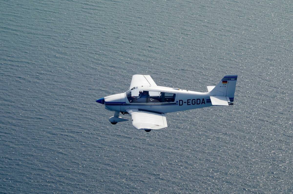 plane-2036395_1280