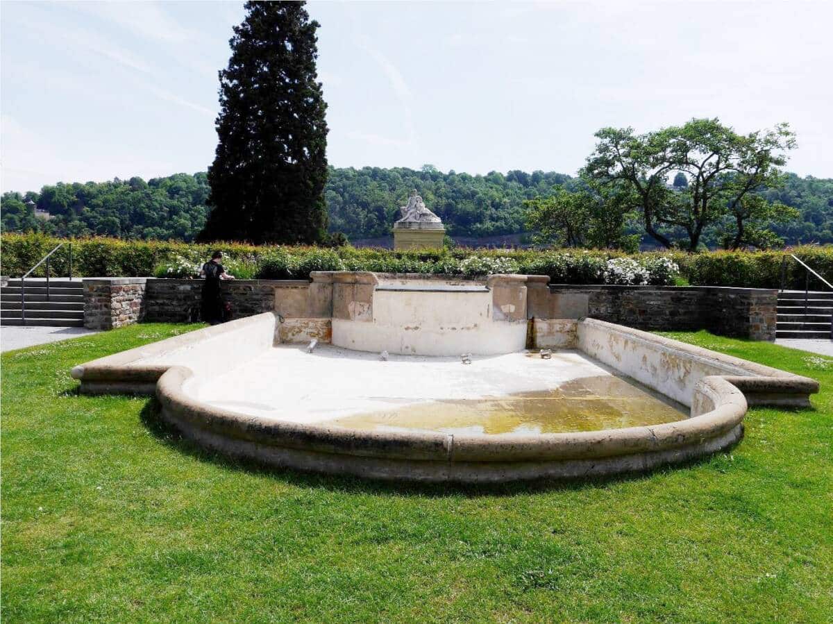 220728_Brunnen_Schloss