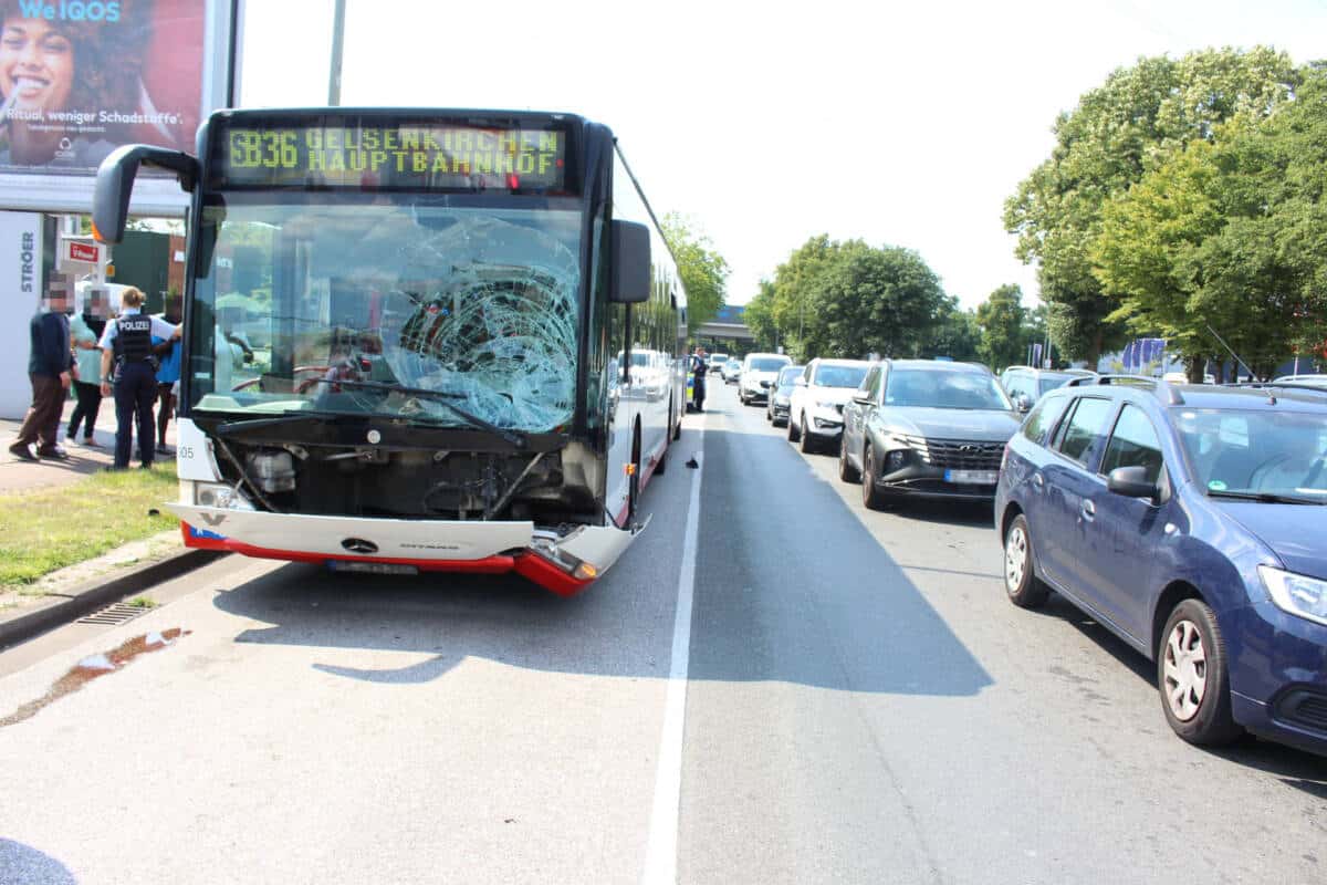 Dieser Linienbus kollidierte mit einem Fußgänger.