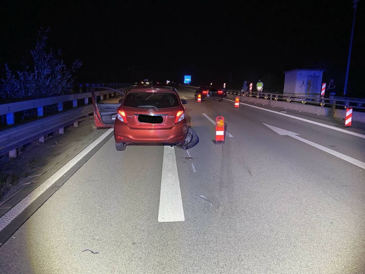Abgestellter PKW auf BAB