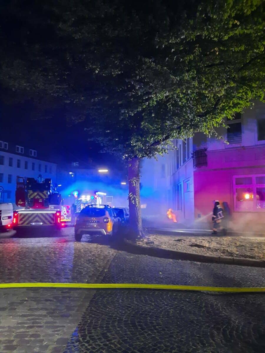Feuer aus einem Kellerschacht