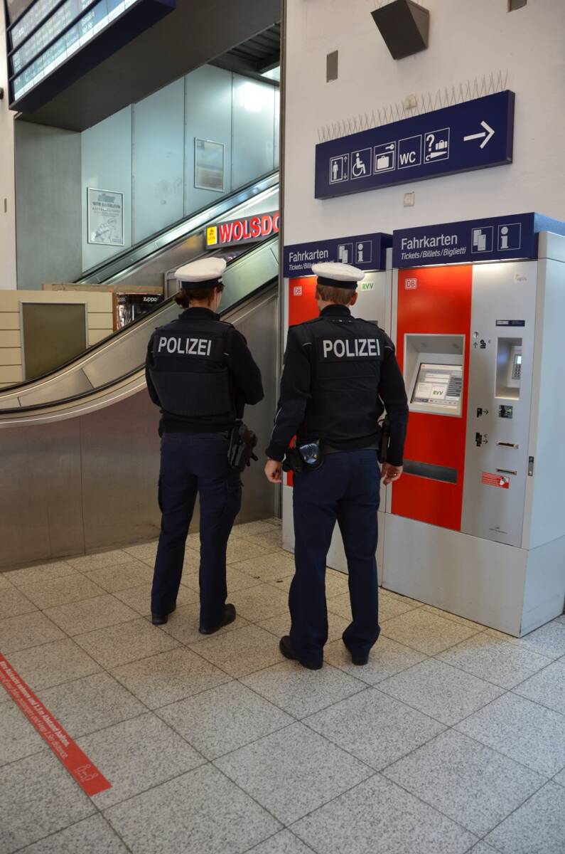 Symbolbild_Streife_Fahrkartenautomat_Bahnhofshalle