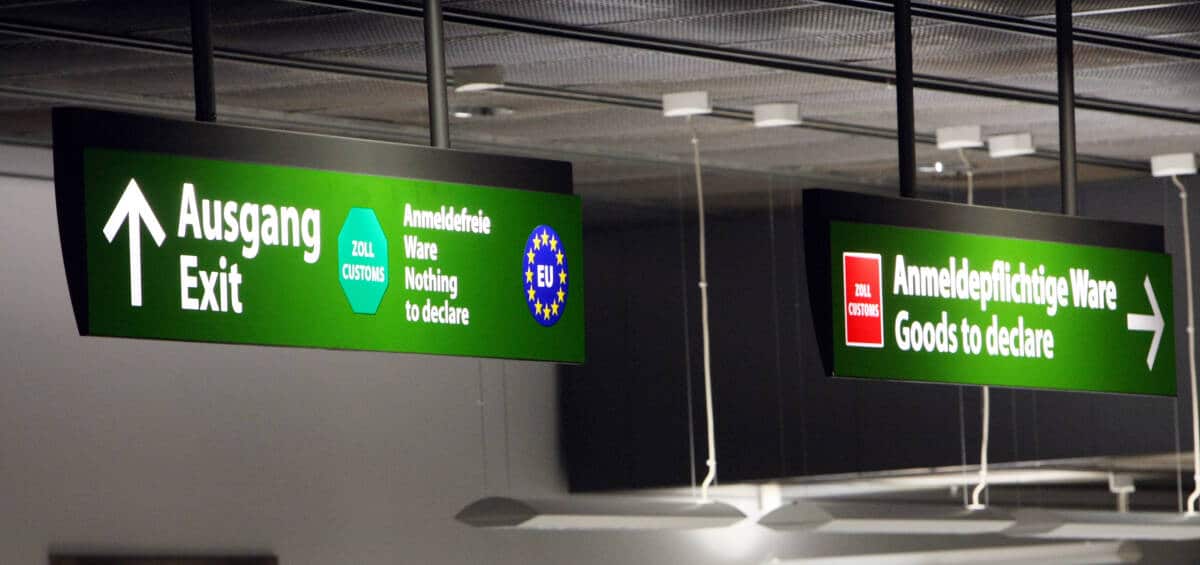 Grüner und roter Ausgang am Flughafen (Symbolbild)
