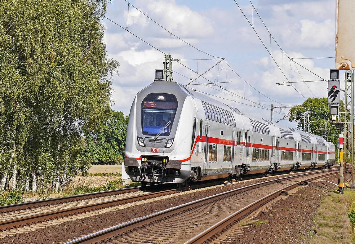 long-distance-train-1731123_1280