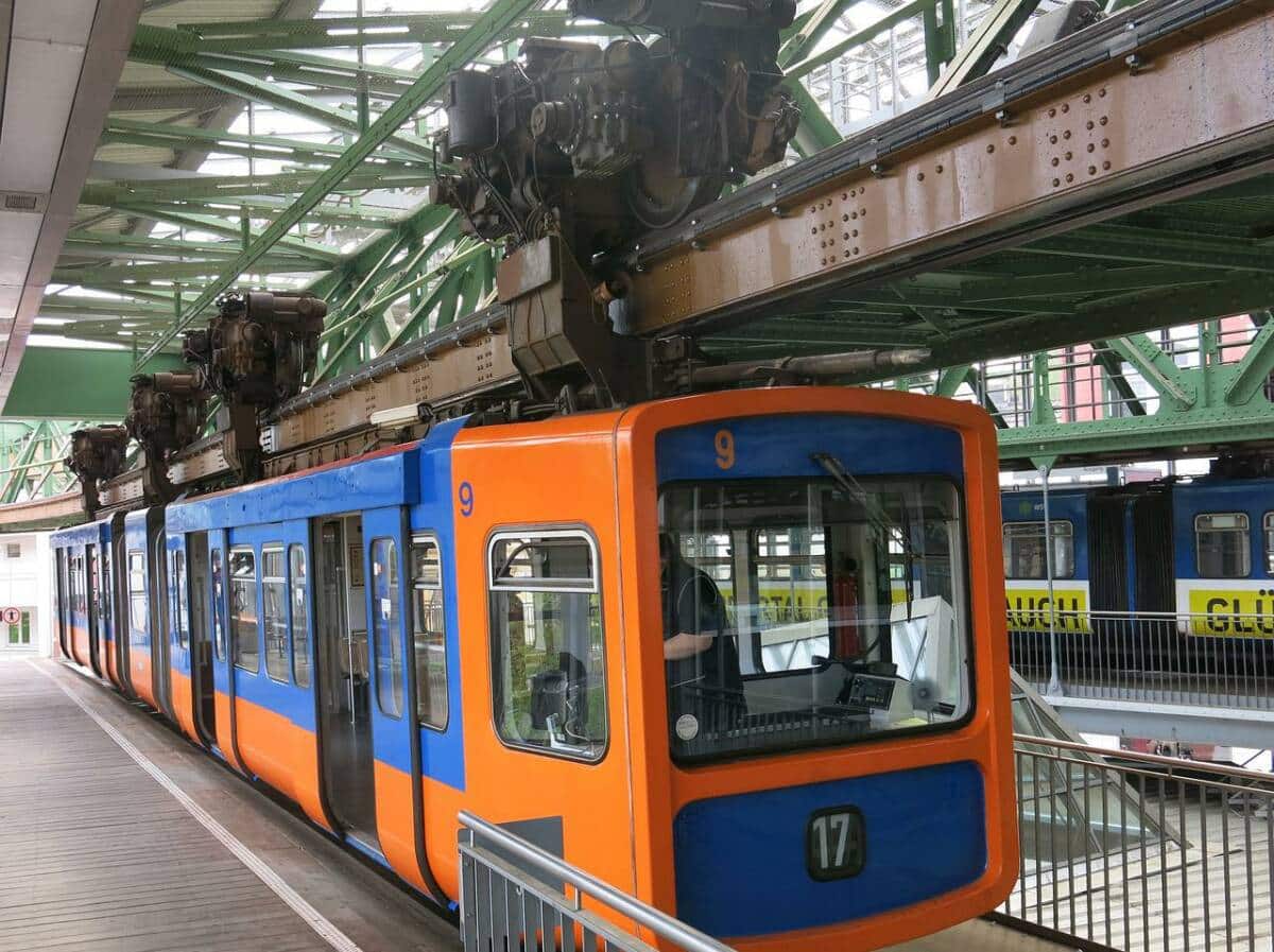 schwebebahn-2732935_1280