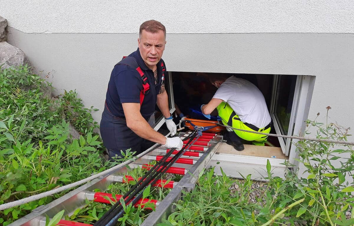 Die Feuerwehr zur Tragehilfe