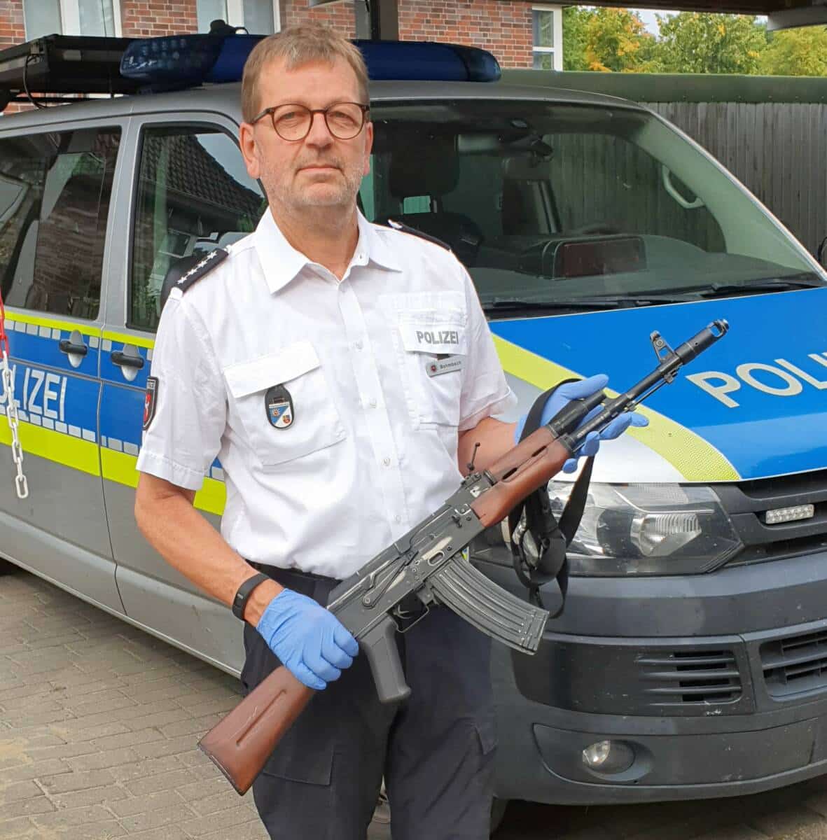 48-Jähriger hantiert mit Sturmgewehr herum und bedroht Passanten