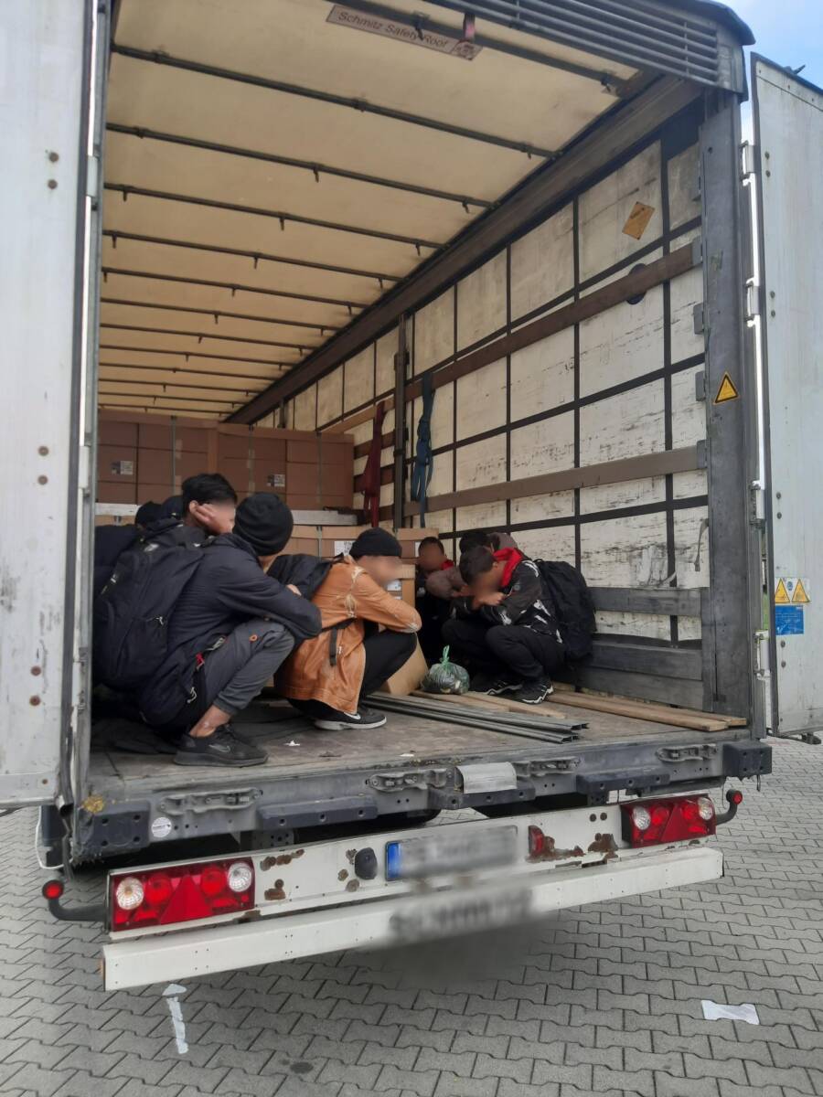 Personen auf der Ladeflรคche bei der Feststellung