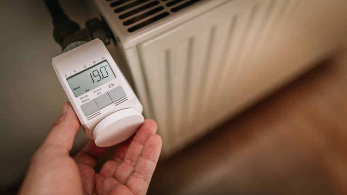 Zum Energiesparen wird elektronisches Thermostat an Heizung auf