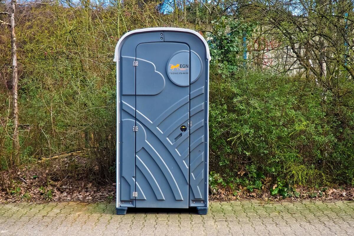 mobile-toilet-cabin-2159461_1280