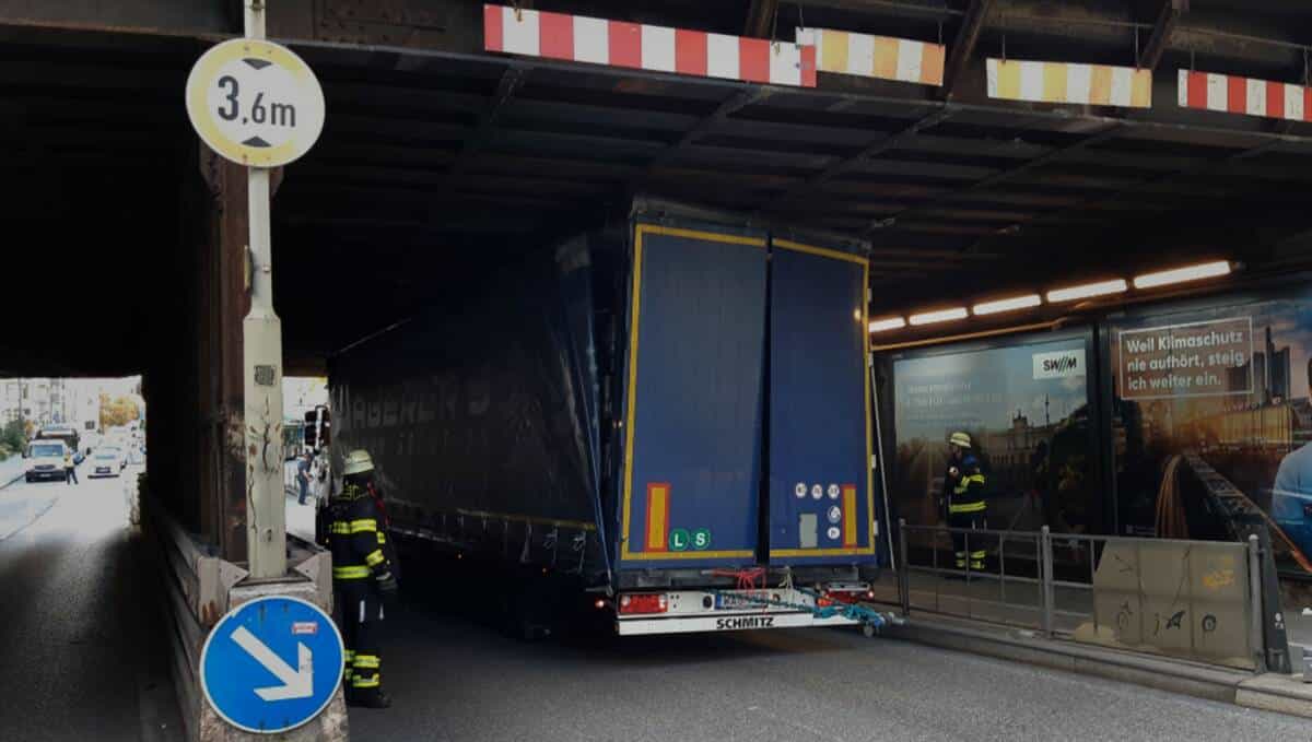 Lkw bleibt in Unterführung stecken (Haidhausen)