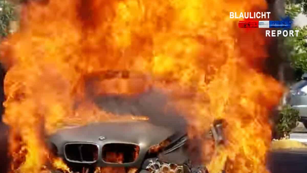 AUTO - FEUER - BRAND - FEUERWEHR