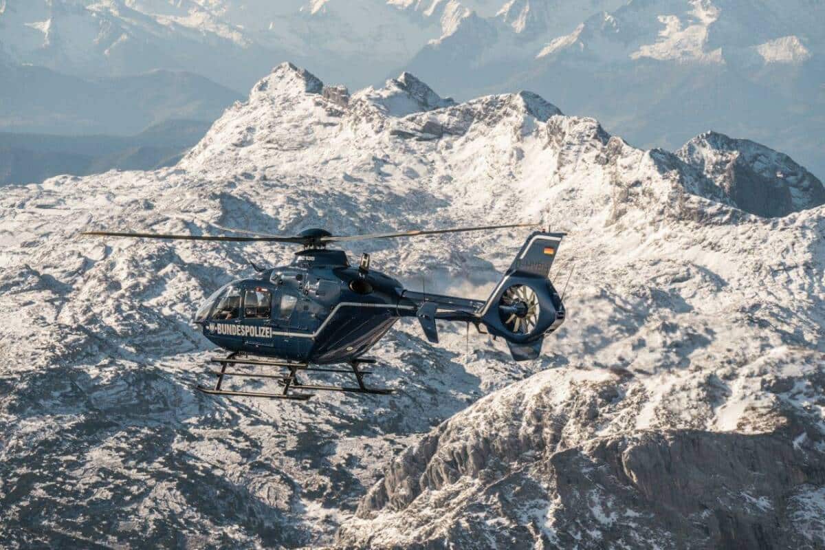 Hubschrauber im Gebirge