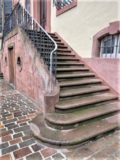 Beschädigung untere Treppenstufe Freitreppe