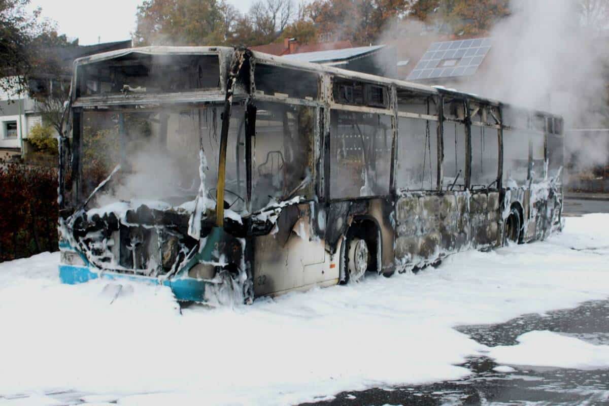ausgebrannter Linienbus