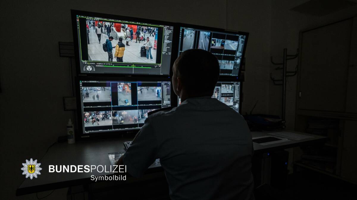 Ein Bundespolizist wertet Bilder der Videokameras aus.