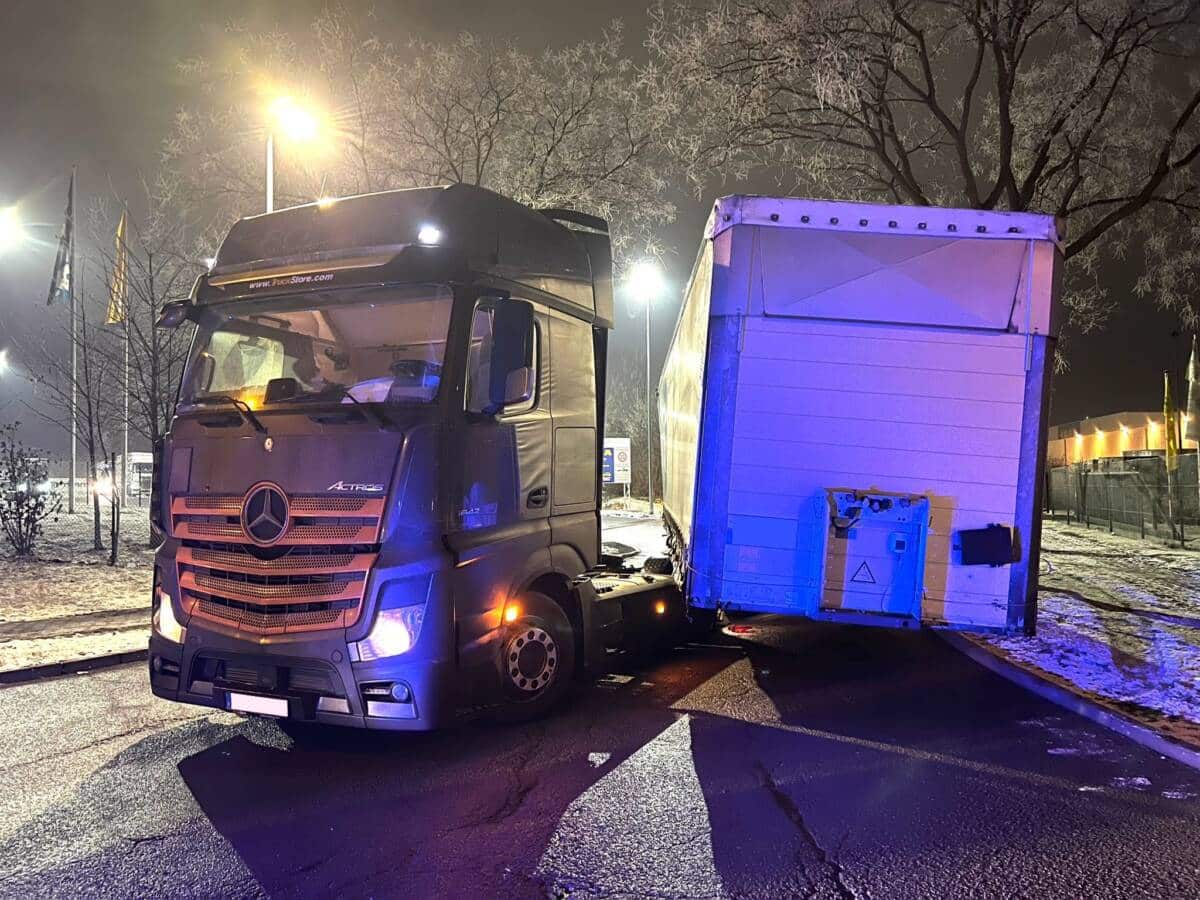 verkeilter Lkw samt Auflieger