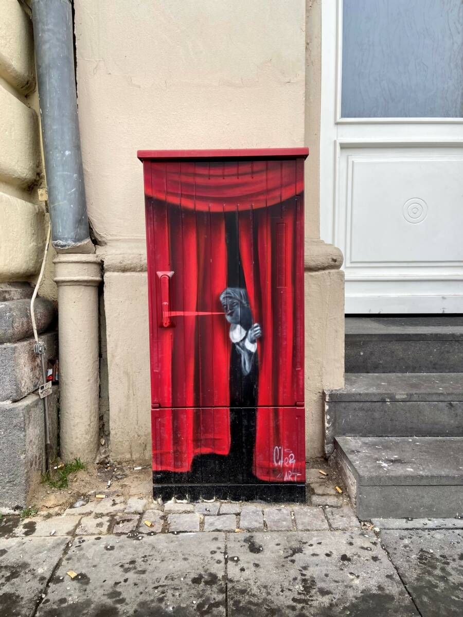 Stromkästen vor dem Theater-1