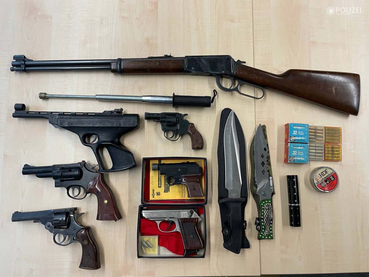 Foto (Polizei): Übersicht sichergestellter Waffen und Munition