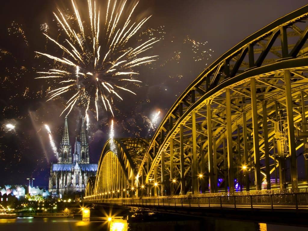 koelner-dom-silvester-koeln-feuerwerk