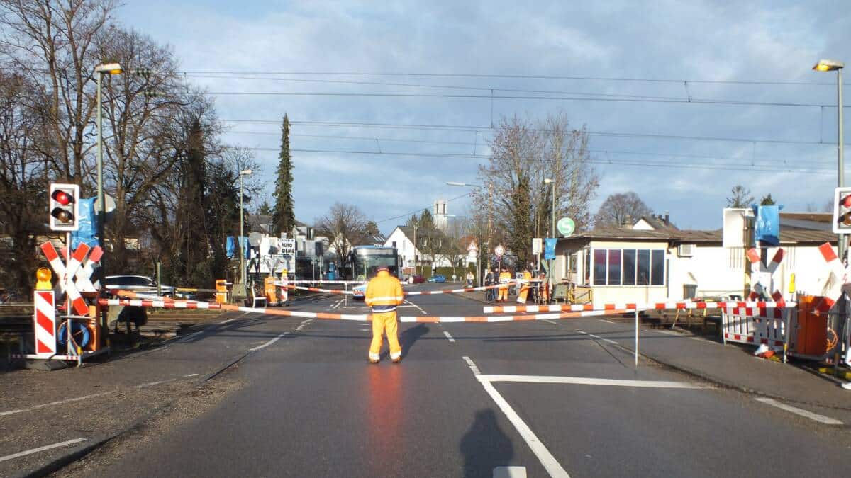 Der zusätzlich gesicherte Bahnübergang am S-Bahn Haltepunkt Fasanerie.