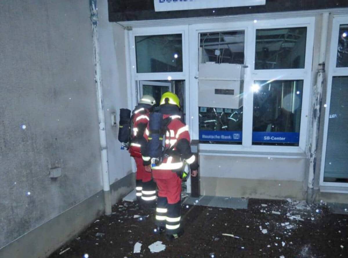Einsatzkräfte der Feuerwehr vor der betroffenen Bankfiliale