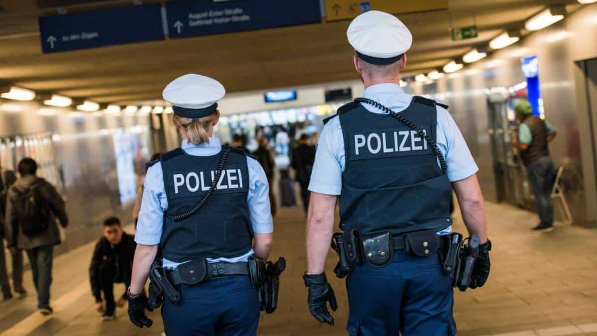 Bundespolizisten am Pasinger Bahnhof.
