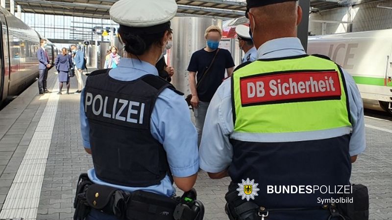 37-Jähriger greift Bahn-Security an und beißt dabei zu.